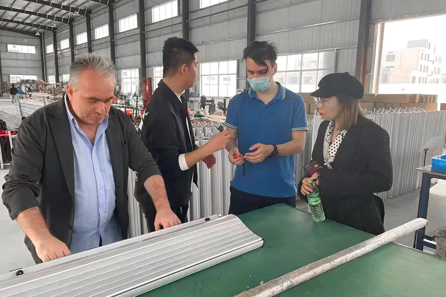 Khách hàng tham quan nhà máy