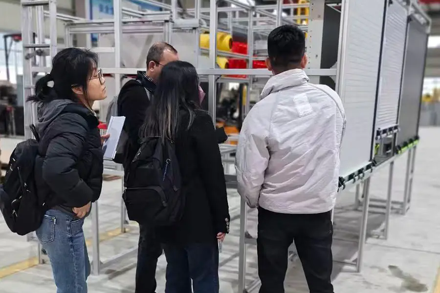 Khách hàng tham quan nhà máy